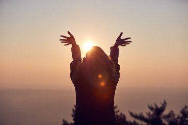 Silah geniş açık gündoğumu/günbatımı zaman zevk kadın.