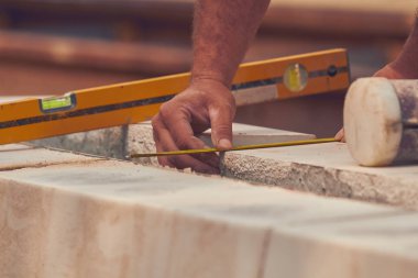 Gerçek inşaat işçisi ölçüm bandı tesviye beton b