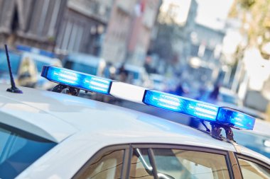 Trafik/urba suç mahallinde mavi ışıklar ile polis arabası