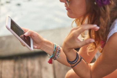 Bir yüzme havuzu güverte salonda yatarken cep telefonu kullanarak kız 