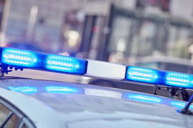Trafik/urba suç mahallinde mavi ışıklar ile polis arabası