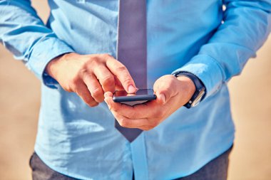 İş adamı sokakta onun Smartphone kullanarak.