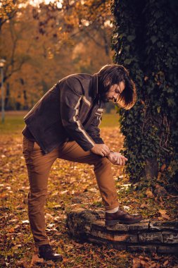 Parkta el saatine bakan adam.