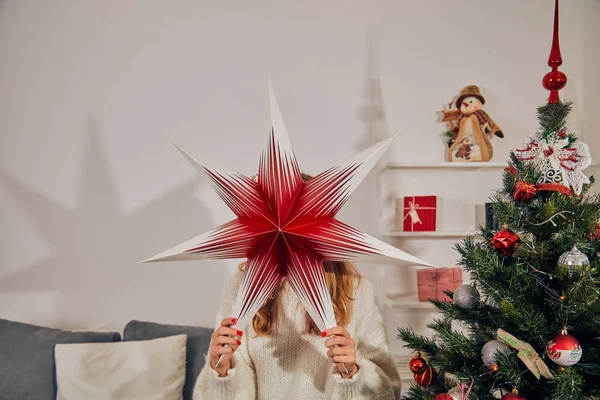 Mulher preparando decoração para a véspera de Natal / Ano Novo . — Fotografia de Stock