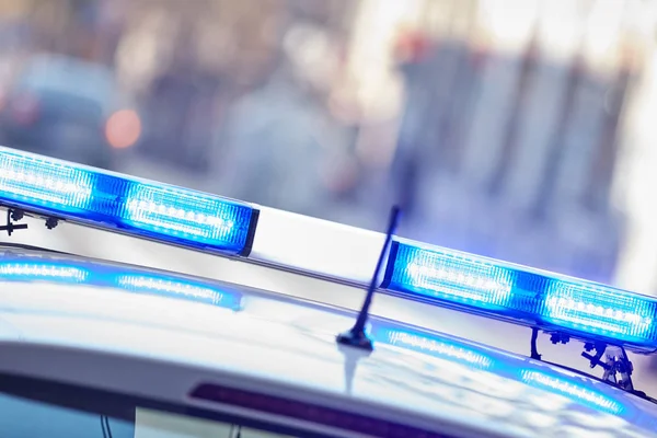 Rendőrségi autó, kék fények a tetthelyre a forgalom/Urba — Stock Fotó