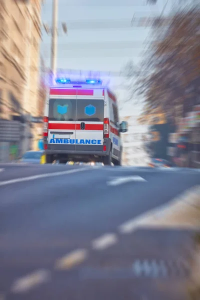 Paramédico 911 ambulancia coche corriendo rápido a través de la gran ciudad. — Foto de Stock