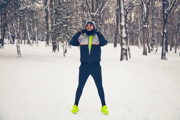 Człowiek, jogging w parku śnieg i zimno. — Zdjęcie stockowe