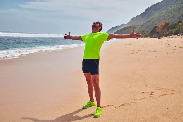 L'uomo festeggia il successo dopo un buon allenamento / esercizio su una sabbia — Foto Stock