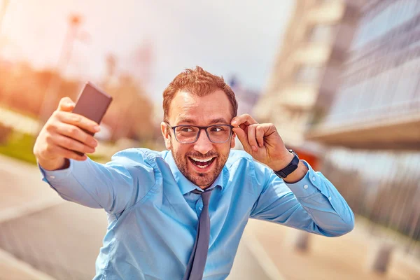 Empresario Usando Teléfono Celular Aire Libre —  Fotos de Stock