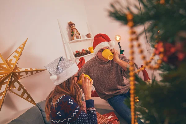 Mutlu çift yeni yıl zevk / Noel arifesi. — Stok fotoğraf