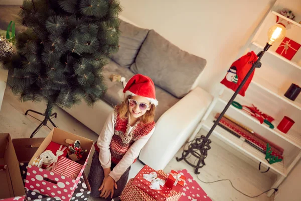 Mädchen bereitet glänzende Dekoration für Weihnachten / Neujahr vor — Stockfoto