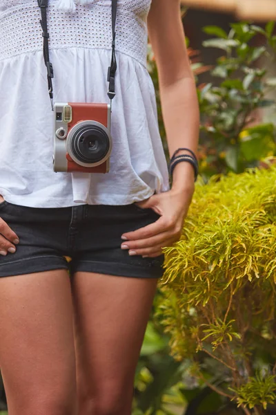 Ragazza in posa con retro fotocamera vintage all'aperto . — Foto Stock