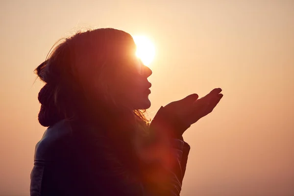 Woman with praying arms enjoying the sunrise / sunset time. — Stock Photo, Image