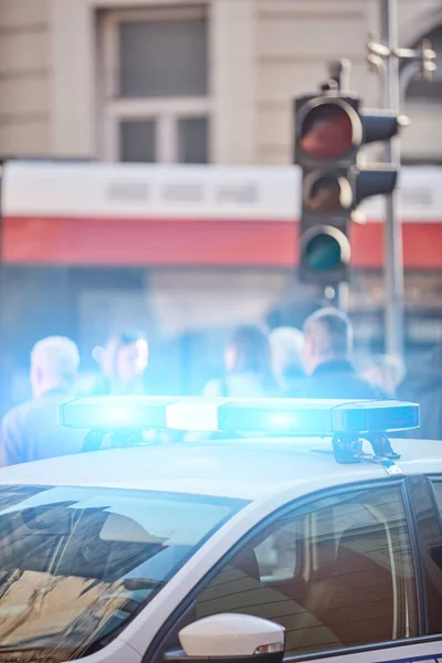 Auto della polizia con luci blu sulla scena del crimine nel traffico / urba — Foto Stock