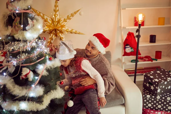 Ojciec i córka dekorowanie cristmas drzewo razem w Dom. — Zdjęcie stockowe
