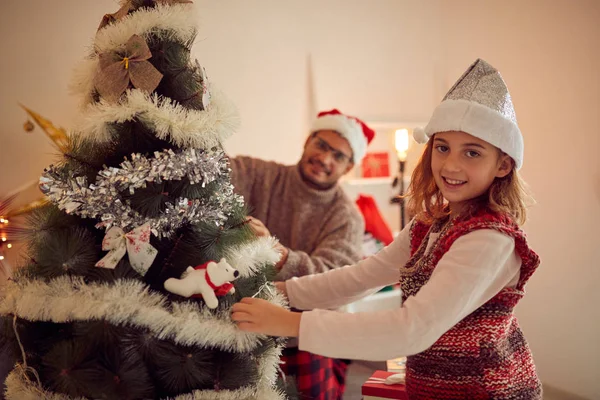 Baba ve kızı Noel 'de zevk/yeni yıl zamanı. — Stok fotoğraf