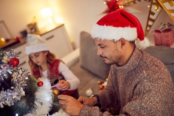 Baba ve kızı Noel 'de zevk/yeni yıl zamanı. — Stok fotoğraf