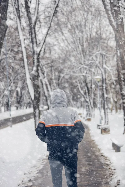 추운 겨울 눈 덮인 날에 조깅하는 남자 야외. — 스톡 사진