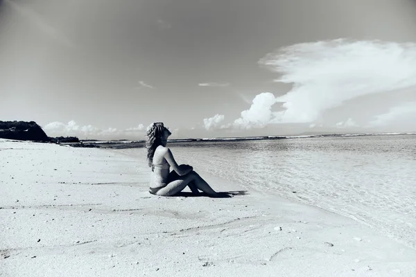 Mujer delgada disfrutando en una playa tropical de arena . — Foto de Stock