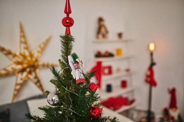 Noel için parlak dekorasyon hazırlama kadın / New Year's eve. — Stok fotoğraf