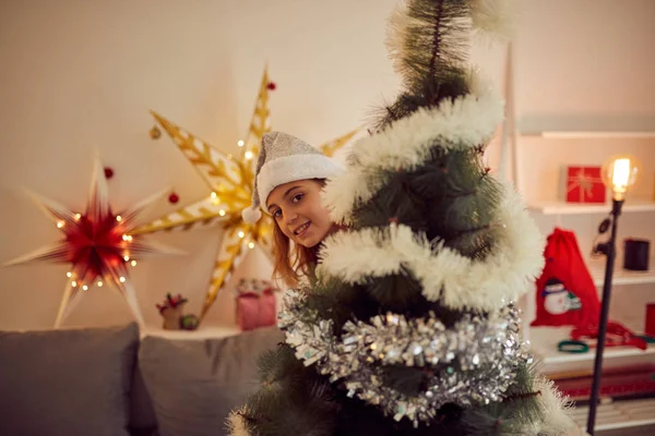 Dziecko Dziewczyna przygotowuje błyszczące dekoracje na Boże Narodzenie/nowy rok — Zdjęcie stockowe