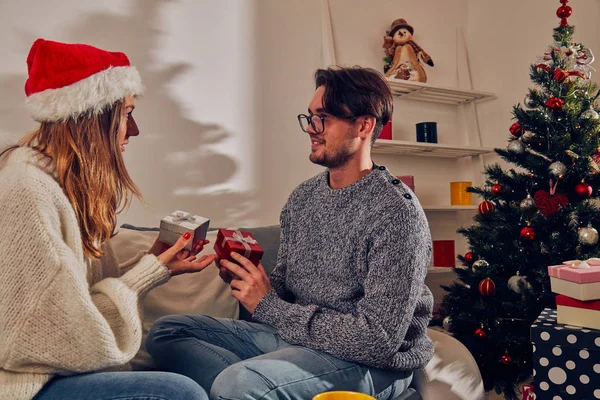 Mutlu çift yeni yıl zevk / Noel arifesi. — Stok fotoğraf