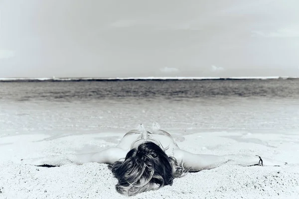 İnce kadın kumlu bir tropik plajda zevk. — Stok fotoğraf