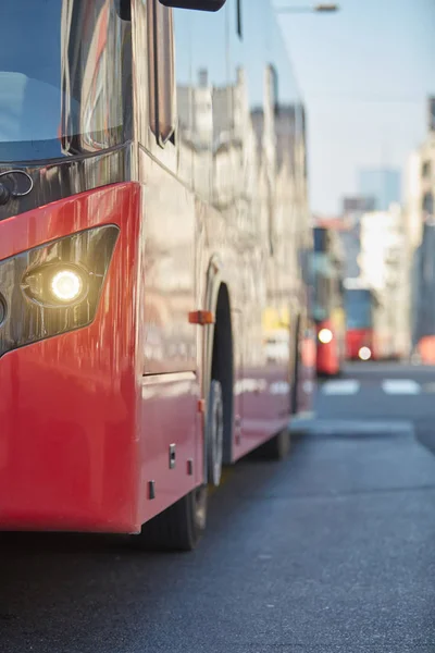 Trasporto pubblico / autobus in un ambiente urbano su una stazione. — Foto Stock