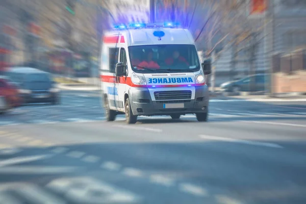 Ambulans 911 ambulans bil som kör snabbt genom storstaden. — Stockfoto