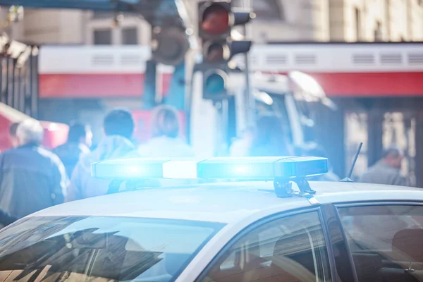 Coche de policía con luces azules en la escena del crimen en el tráfico / urba — Foto de Stock