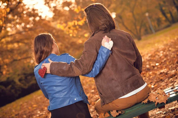 Pareja Temporada Otoño Colorido Parque Disfrutando Aire Libre —  Fotos de Stock