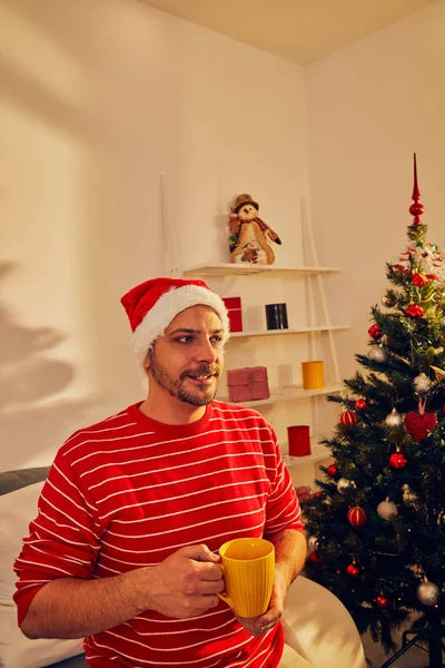 Člověk čekající na Vánoce/nové roky doma sám. — Stock fotografie