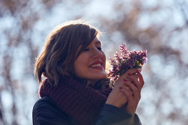 Carino ragazza profumata bel mazzo di fiori in natura . — Foto Stock