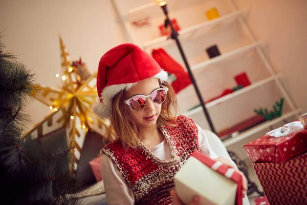 クリスマス/新年のために光沢のある装飾を準備する子供の女の子 — ストック写真