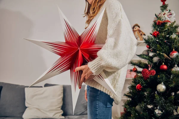 Frau bereitet Dekoration für Weihnachten / Neujahr vor. — Stockfoto