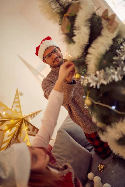 Vader en dochter genieten van Kerstmis/New year's time. — Stockfoto