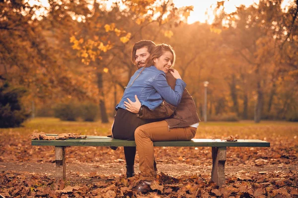 Casal na temporada de outono colorido parque desfrutando ao ar livre . — Fotografia de Stock