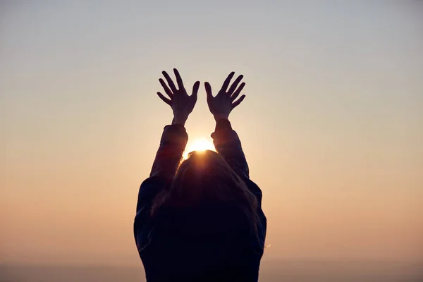 Wanita dengan tangan terbuka lebar menikmati waktu matahari terbit / terbenam . — Stok Foto