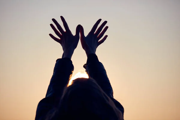 Жінка з широко відкритими руками насолоджується схід / захід сонця . — стокове фото