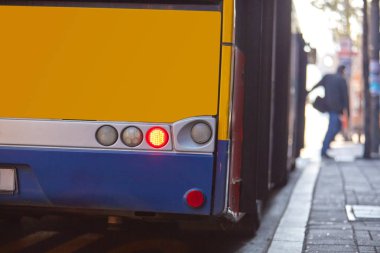 Cadde üzerinde kentsel çevrede toplu taşıma/otobüs.