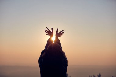 Silah geniş açık gündoğumu/günbatımı zaman zevk kadın.