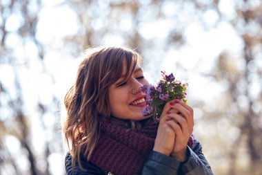 Sevimli Genç kız doğada buket güzel kokulu.