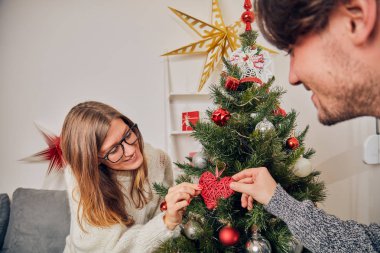 Mutlu çift ağacı Yılbaşı gecesi dekorasyon / Noel arifesi.