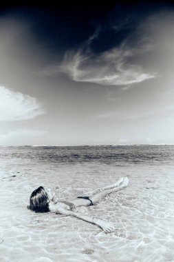 İnce kadın kumlu bir tropik plajda zevk.