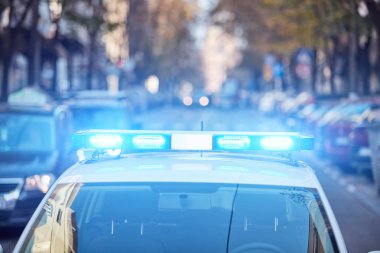 Trafik/urba suç mahallinde mavi ışıklar ile polis arabası