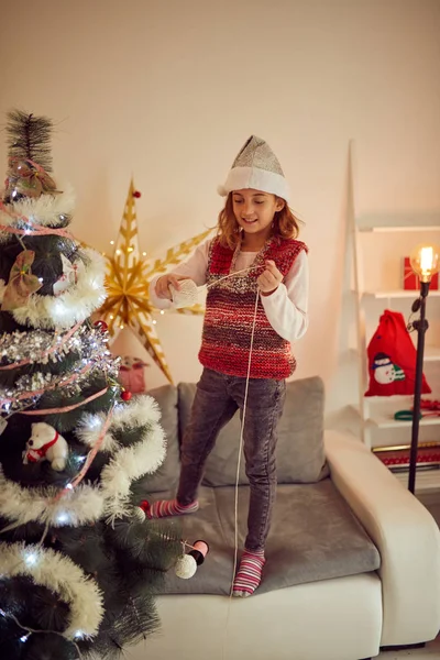 儿童女孩准备闪亮的装饰圣诞节/新年 — 图库照片