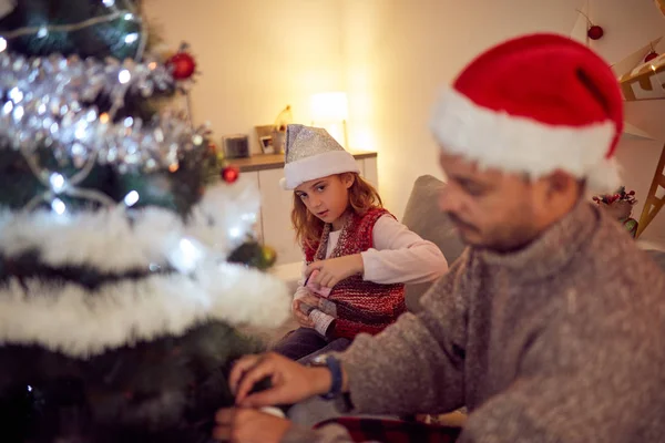 Vater und Tochter genießen Weihnachten / Neujahr. — Stockfoto