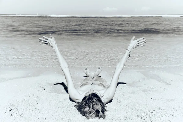 Mujer delgada disfrutando en una playa tropical de arena . — Foto de Stock