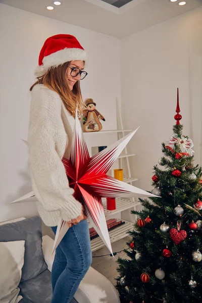 Frau bereitet Dekoration für Weihnachten / Neujahr vor. — Stockfoto