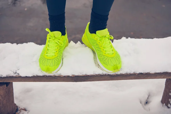 Szczegóły człowieka nogi jogging w parku w snowy czas. — Zdjęcie stockowe